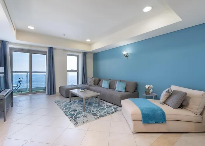 Stunning 1-Bedroom Apartment With Marina Views