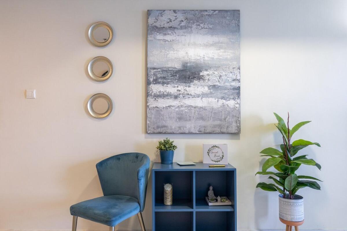 Stunning 1-bedroom With Marina Views Apartment