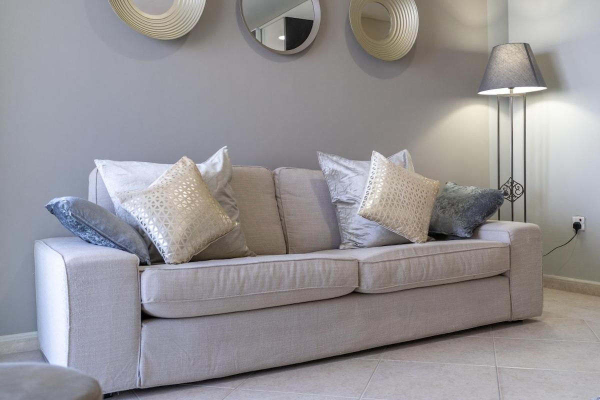 Apartment Stunning 1-bedroom With Marina Views *