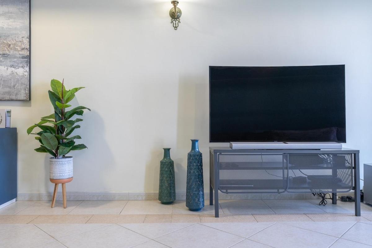 Stunning 1-bedroom With Marina Views Apartment